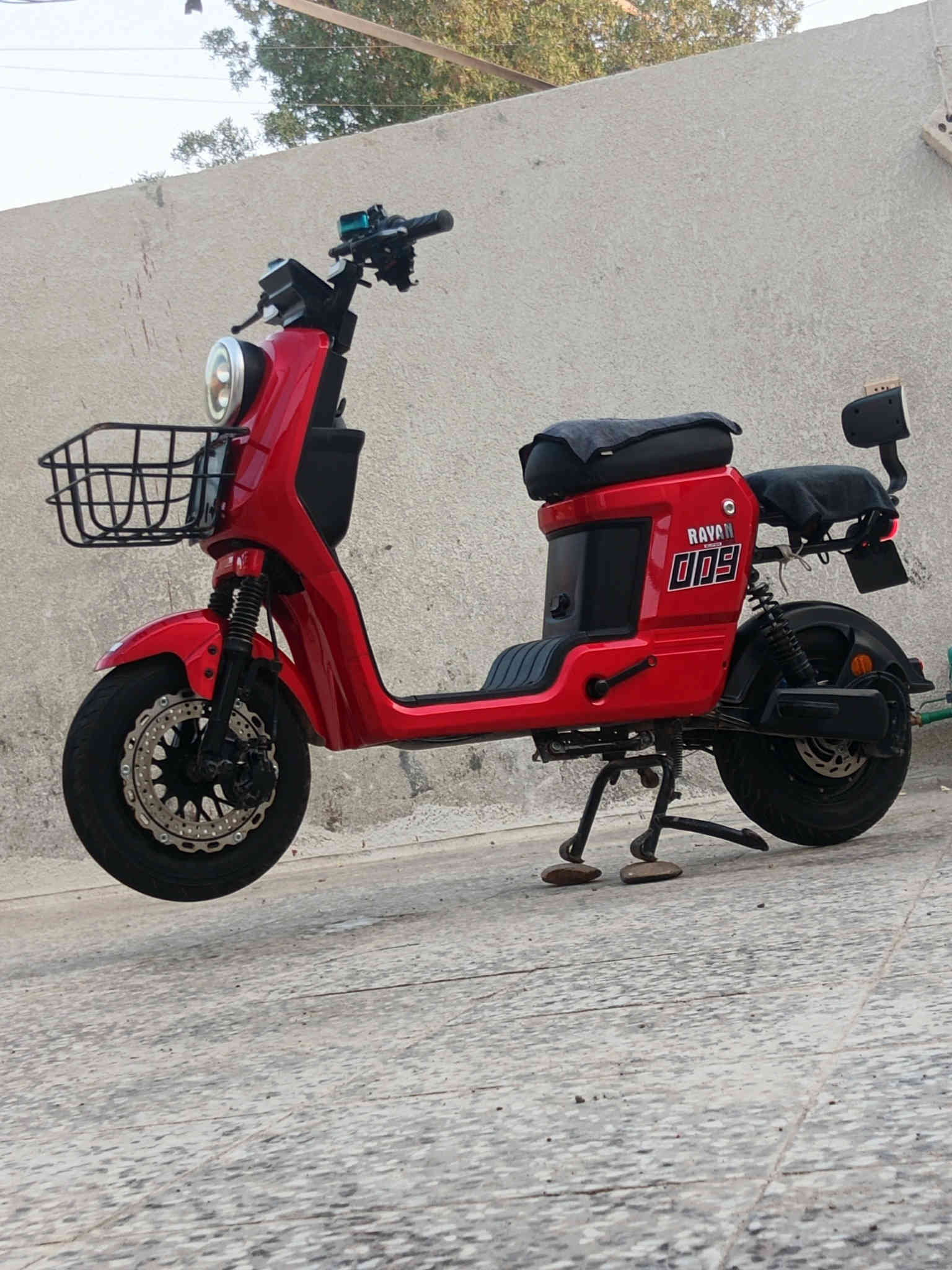 سلام عليكم 
دراجه شحن نوع 009 دراجة نضيفة 
بطاريات 4 بطاريات نضيفات  
ملف 1200 كفرات دراجة نضيفات جدأ السعر 600وبيهة مجال 
ابريك امامي خلفي هادروليك
لايت عالي ناصي دبل إشارة 
دبابات امامي دهن خلفي غاز
الرقم*********** موجود مراسلة
