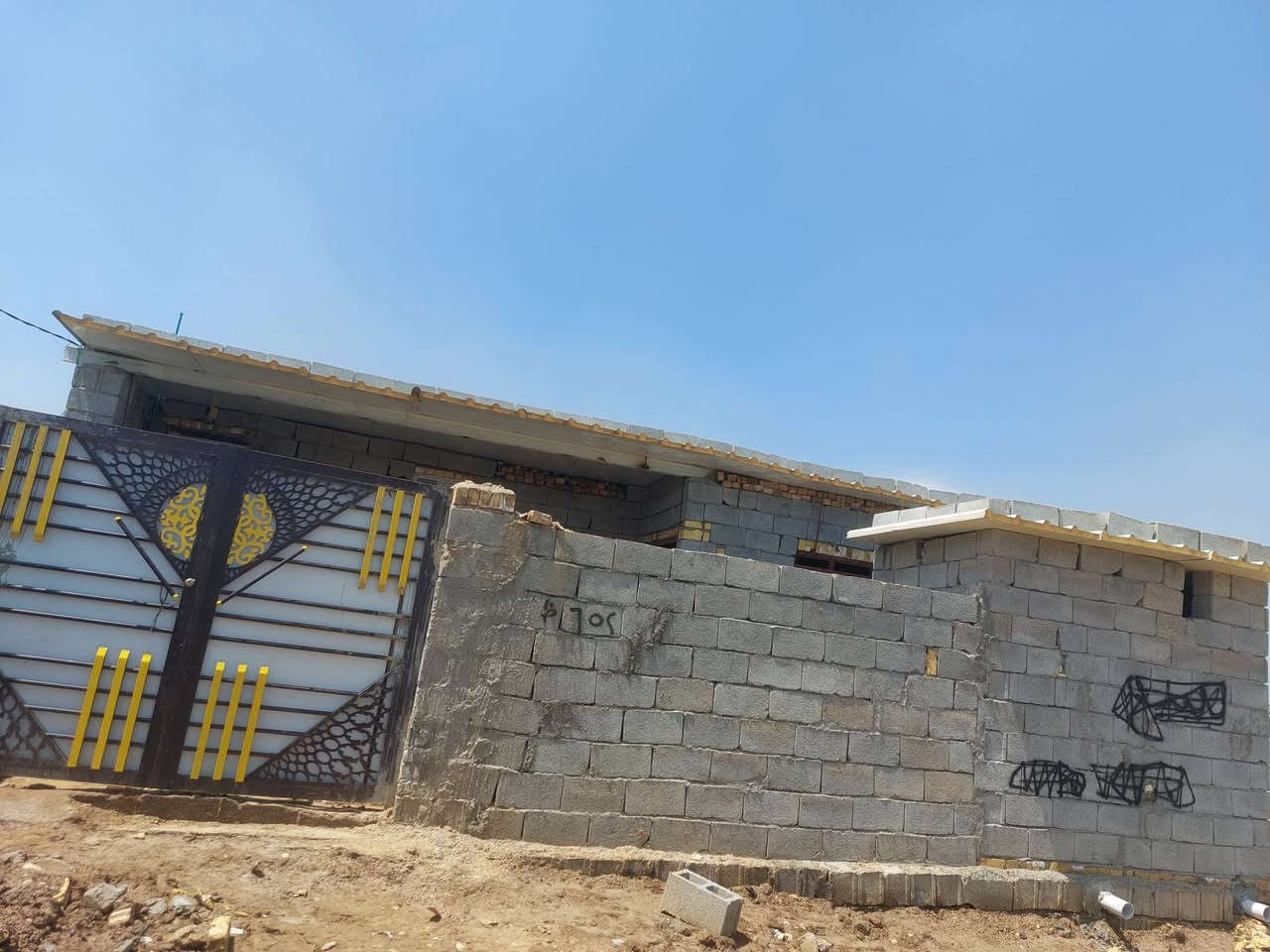 السلام عليكم بيت بحي المنتظر قرب جسر الدجيلي جهة السفحه طريق المعهد التقني
بيت 200متر مرقم ومسجل بالبلديه معاملته مرفوعه شارع اسواق ريحانه يبعد 300متر عن شارع العام يتكون من ثلاث غرف نوم وصاله واستقبال ومطبخ وحمام داخلي وخارجي. 
بتلو طابوق ارتفاع متر مفروش لايلون وملبوخ ومزفت
تاسيس ماء ومجاري كامل مواد تركي الاصلي 
محدول قفاز
سبتتنك صب مسلح
سقف ساندويش بنل الاصلي
كهرباء وماء واصله للبيت
نقص تاسيس كهرباء ولبخ مثل ماموضح بالصور
***********
