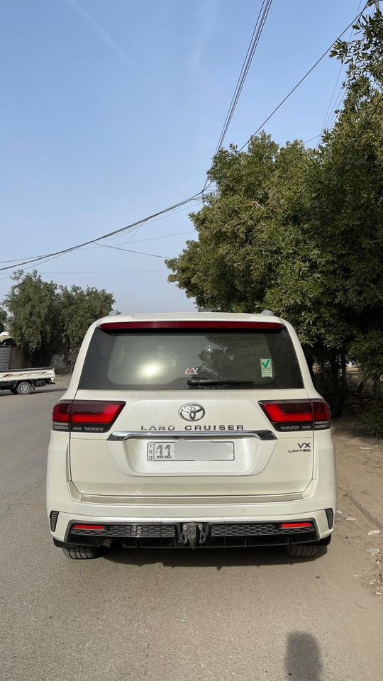 سلام عليكم 
لاندكروز 2023 لمتد اصل VX

مغلفه يم NVN 
بـ 3200$ ضمان 15 سنه 

الباب الخلفي الي وره السايق مشيول 
التغليف ونص الجاملغ الخلفي مشيول 
اكو رصعه جانت بالباب الخلفي خفيفه كلش ممبينه بس بالضوه جانت تبين
وسويته PDR رجعت وكاله واتحده السونار 
والجاملغ الخلفي ايضاً نفس الشي تجي وتشوف بعينك اذا لكيت رصعه اني خسارلك 

السياره بيه بارد كما موضح بالسونار 
السياره نضيفه 
تجي وتشوفه بعينك 
مرقمه بغداد تحويل ثاني باسمك 
السياره تخبل
الكشنات الامامية تدفئة تبريد
الخلفيه تبريد 
جلد 
4 كامرات 360ْ
رادار امامي 
ماشيه 44800km حقيقي 
محرك 4000

مكان السياره 
بغداد/ شارع فلسطين 
رقم/***********

