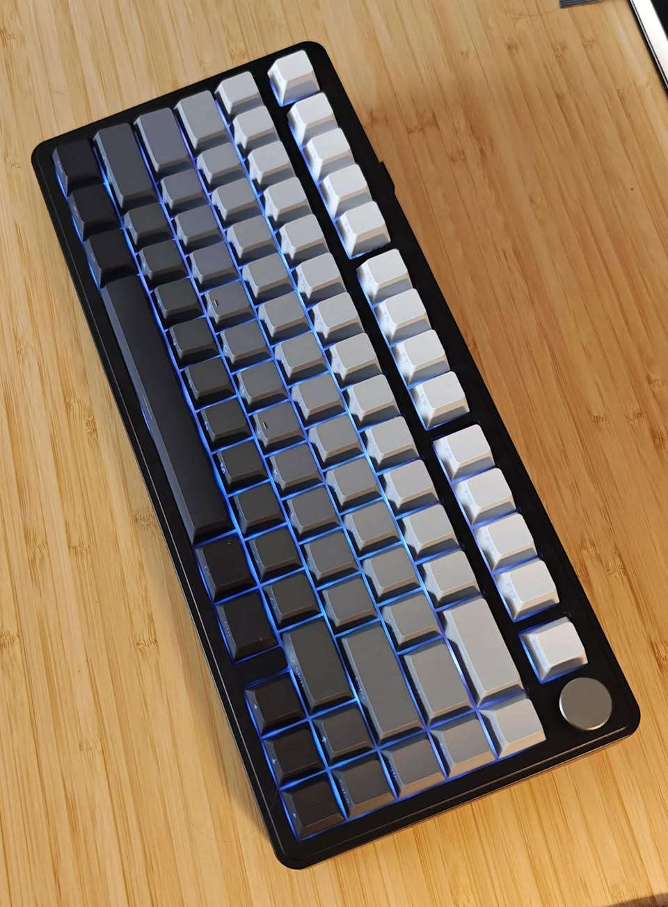 السلام عليكم
كيبورد اتاك شارك x85
يجي ب 3 مودات
 واير - وايرلس - بلوتوث
صوته مثل ما تسمعون بالفيديو اسطوري
السعر 50 قفل بدون عمله رجاءً


**إذا كنت صاحب هذا الإعلان وتريد حذفه لأي سبب، رجاءا أرسل رسالة إلى الدعم الفني**