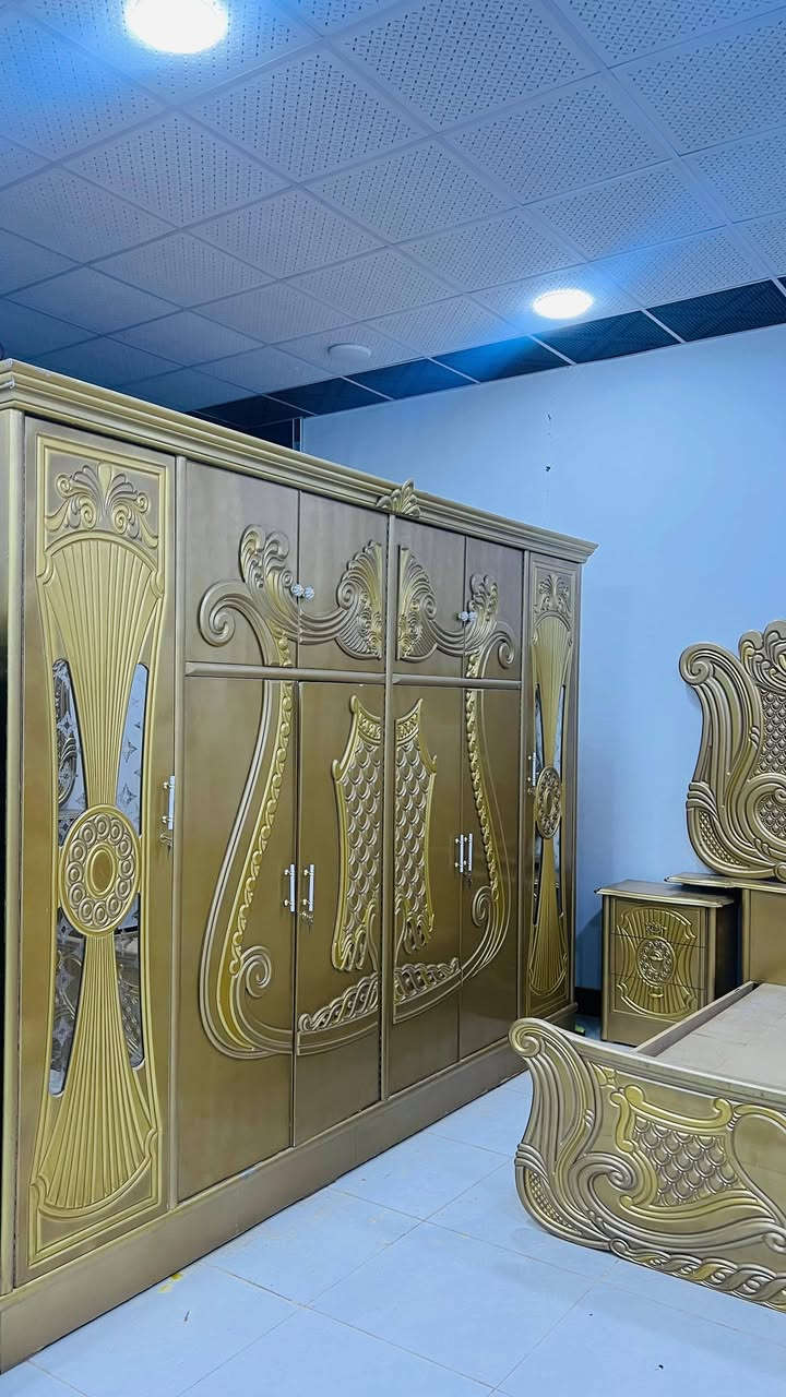 توجد غرفة نوم توج حطاطة خشب عراقي متكونة من 5قطع نضيفة ومرتبة السعر مليون و100 وبيها مجال العنوان الرمانة الاستفسار علرقم ***********
