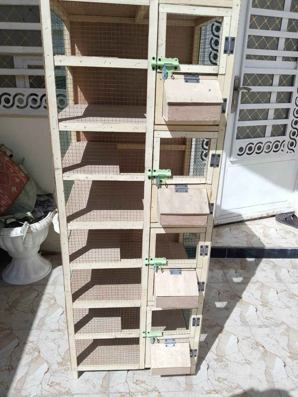 سلام عليكم مرخصة الادمن متاح خانه تبزير ام الاربعه شغل جديد درجه اولى مع رفوف حضانه مع معلف خارجي قياسات عرض كل مربع خانه 60 نزال 50 ارتفاع 40
سعرها 45 مكان بغداد الحريه 
***********
