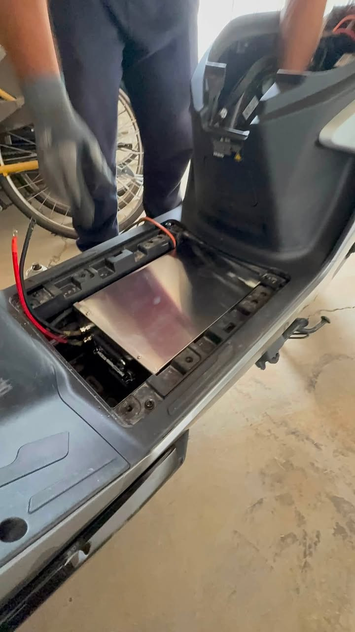 دراجه ماركة زيهو Ae4 pro
الدراجه مصنعه لليابان 🇯🇵 وزيرو من اليابان 🇯🇵  قاطعه مسافة داخل بغداد 5500km قابله للزيادة..

ملف 3000w
سرعه 70km
ليثيوم بطاريه 45A 
المسافة الي تقطعه تعتمد على طريقه استخدامك بس فوك ال 70km اذا سرعه 50km/h او اقل.

نضافه ٩٥٪؜ مكفوله من كلشي.

ضمان محرك /ملف /عقل سنه كامله من تاريخ الشراء مالته للطرف الاول
ضمان بطاريه سنه كامله من تاريخ التجهيز للطرف الاول

عقل كلش ذكي هواي بي اوبشنات…

سبيكر /حساسات ستاند/تدفئه بالمقبض/شاشه LED دقة عاليه /تحكم كير /بصمه ومفتاح صندوق عدد 2/غلاف كشن فوك الدوشمه طبي/ستناد ضهر /مري عدد 2/ خوذة/ قفل حرف U/غلاف شاشه /

دراجة كلش عمليه وخدميه ولمسافات بعيده تستخدم ….لونه رصاصي كلش مرغوب…اوراقه الاصليه كامله وعقد شراء هم متوفر 

السعر ٣ مليون دينار عراقي 
 

رقم الكابتن :
***********
