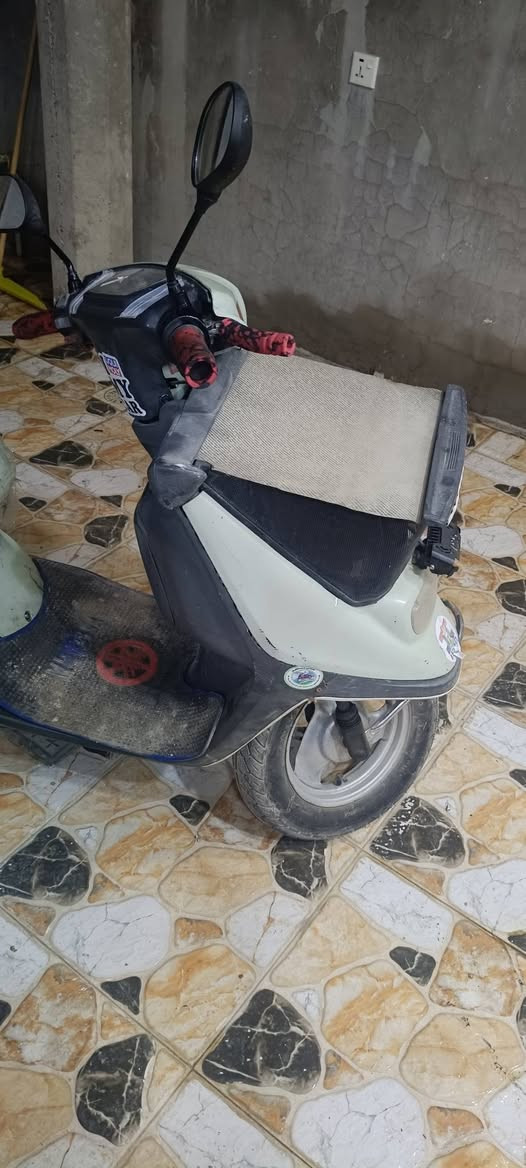 السلام عليكم: ماطور ياماها مال بيت للبيع نضيف شغل هندر والسلف يمكن كتف يحتاج  يعني سلف قبل كم يوم يشتغل تاير كدام شاده جديد بلاجكتور شادله جديد كلشي ما يحتاج شغل وطلع سعره 225او بيه مجال خاص او عل رقم ***********
