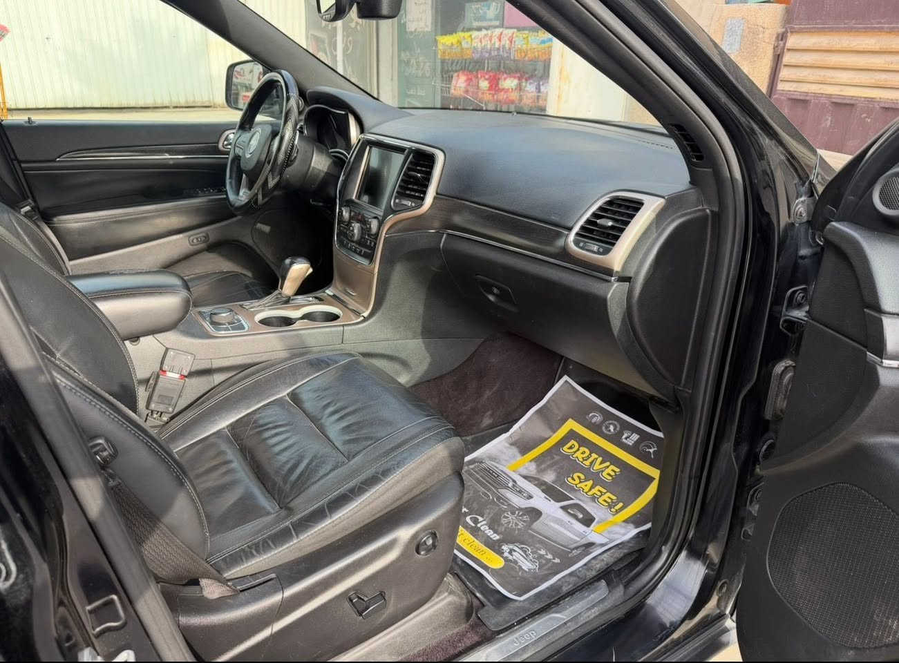 سلام عليكم جيب مديل 2017 لمتد بلاص سياره فول مواصفات  حادث جاملغ وبنيد خفيفات جاملغ مبدل بنيد نفسه سياره بدون دواخل بدون ارباكات ارباك سليم  سياره نضيفه كير مكينه كفاله  ماشيه 95ترهم بيع وترهم مراوس بسياره  حسب لقناعه
 1 مواصفات فتحته سقف 
2كشنات جلد 
3كشنات اماميه كهرباء 
4كشنات هيتر لامامين +خلفيه هيتر 
5سكان  هيتر 
6حساسات 360 
7جنطه كهربائ
8مودات قياده
 9 تشغيل عن بعد 
توقف ذاتي  وبعد بيه مواصفات سياره حلوه ونضيفه 
 رقم بغداد دولي جديد 
سعر 210$
مكان سياره كربلاء 
***********
