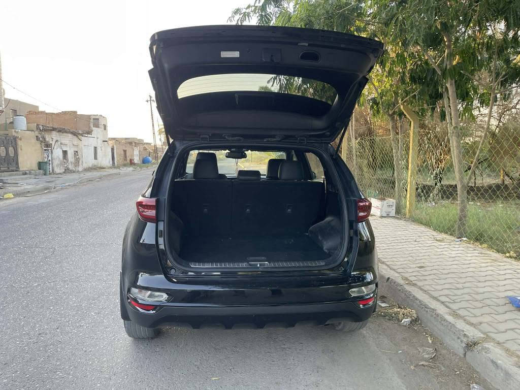 كيا سبورتاج 2021 وارد أمريكي فول (SX Turbo)  كلين بدون ضربه جاملغ امامي بارد
 أعلى فئة ومواصفاتها:
🔧 المحرك والأداء
محرك 2.0 لتر تيربو GDI
قوة 240 حصان (دفع أمامي) أو حوالي 237 حصان (دفع رباعي)
جير أوتوماتيك 6 سرعات
نظام قيادة رياضي مع بدلات تبديل خلف المقود (Paddle Shifters)
نظام دفع أمامي FWD أو رباعي AWD حسب النسخة
🚘 الخارج
جنوط ألمنيوم 19 إنج
أضواء أمامية LED
أضواء ضباب LED
إضاءة نهارية LED
فتحة سقف بانوراما
حساسات أمامية وخلفية
باب صندوق كهربائي ذك
🛋️ الداخل
مقاعد جلد
مقعد السائق كهربائي
تدفئ
تشغيل بالبصمة (Smart Key)
شاشة لمس مع ملاحة
Apple CarPlay وAndroid Auto
شاحن لاسلكي
نظام صوت مميز
🛡️ الأمان
رادار أمامي لمنع الاصطدام
المحافظة على المسار
تحذير الخروج عن المسار
مراقبة النقطة العمياء
تنبيه حركة المرور الخلفية
مثبت سرعة ذكي (Adaptive Cruise Control)
كاميرا خلفية وحساسات بغداد, العراق


**إذا كنت صاحب هذا الإعلان وتريد حذفه لأي سبب، رجاءا أرسل رسالة إلى الدعم الفني**