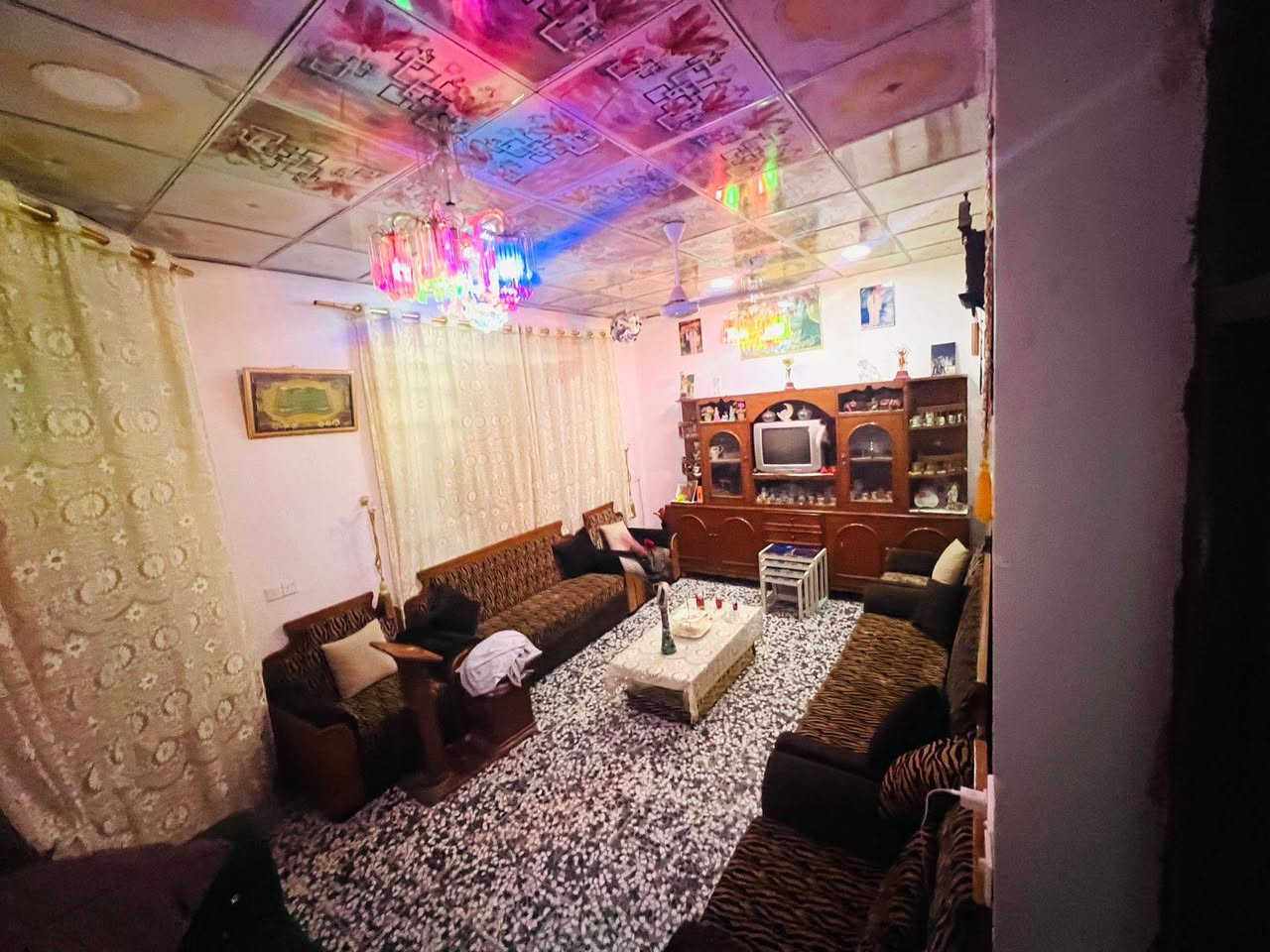 سلام عليكم
دار للبيع مساحه 180 متر واجه 12 نزال 15 طابو صرف تحويل مباشر 
موقع مميز شارع 60 شارع الحسينيه يبعد عن الشارع العام 40 متر عرص الشارع 30 متر كافه الخدمات ماء ومجاري شغل جديد وتبليط هم ديشتغلون بي يعني بعدله ايام ويكون تبليد للباب 
البيت طابقين 4 غرف نوم كبار مطبخ كبير صاله كيليدور خارطه مرتبه البيت سقوف ثانويه سيراميك مجمع صحيات 2 مناور 2 بلكونه على وجه البيت 
ملاحظه سنه البناء 2020 كلش نضيف ومتعوب عليي 

السعر    /270/  كلش مناسب جوة سوكه
***********
