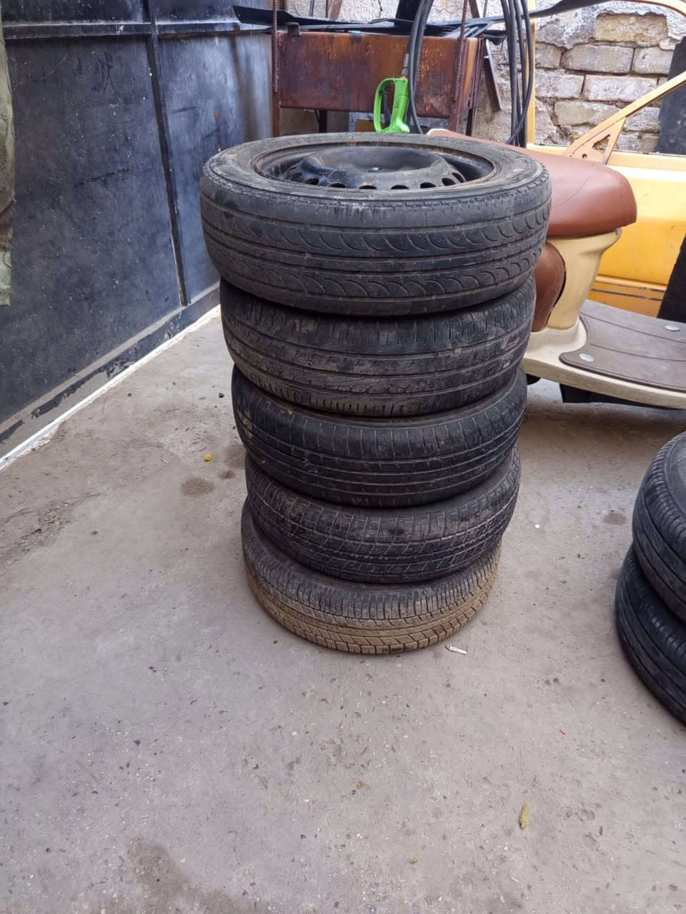 سلام عليكم ..
يتوفر تايرات سعر الواحد ١٥ الف الزوج ٢٥
عنواني بغداد حي القاهرة ***********
