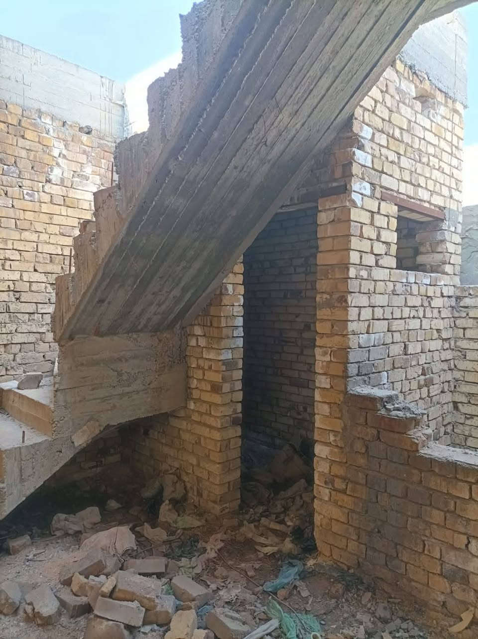 هيكل مسقف طابو صرف وليس زراعي شارع ثمانين مقابل شارع المهندسين مقابل مدينة ألعاب  موقع ممتاز وعرض الشارع 20 متر 
***********
سعر البيع 80 مليون
ممكن مقدمه 50 وباقي حسب الاتفاق
