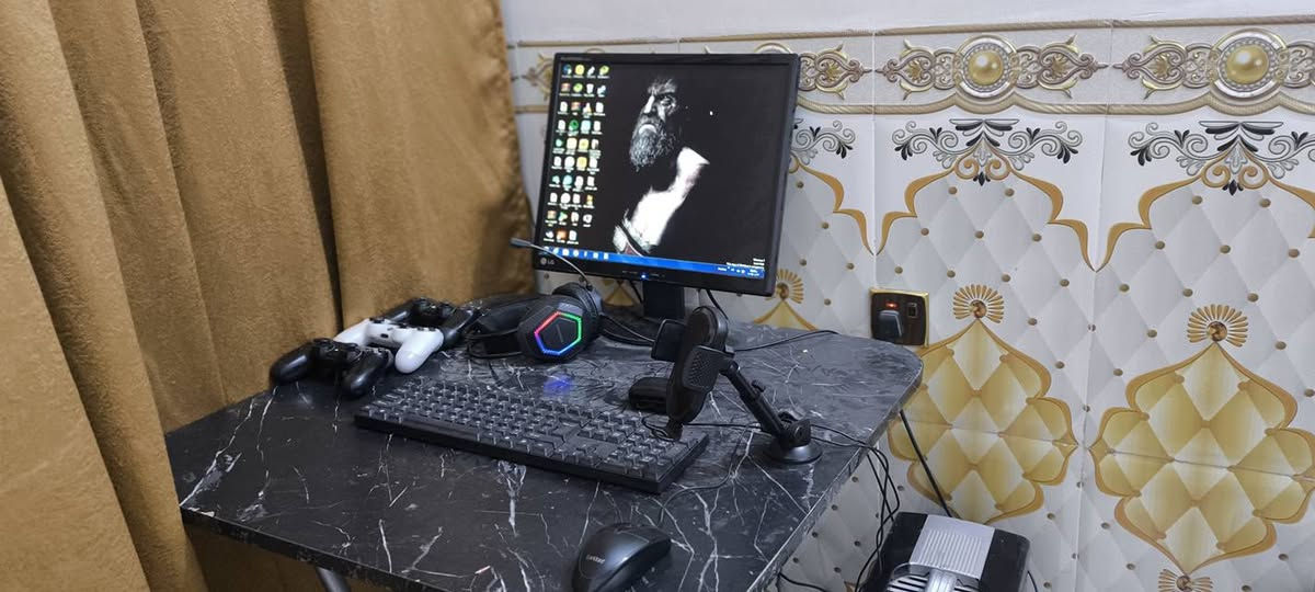 سلام عليكم 
حاسبة للبيع ويندوز 7 
هارد 500 
سعر 150 وبيهة مجال قليل 
شراي هذا الواتساب مالتي ***********
باقي المواصفات بلصورة 
الجوستكات مال PS4 للعرض فقط
