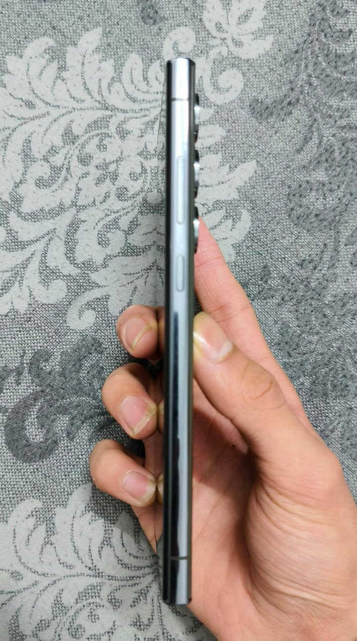 السلام عليكم
متوفر جهاز اس 23 الترا

. ***********

. نظافه الجهاز 99%

. الذاكره 256

. الرامات 12

. الجهاز مع الشاحنه وكفر
