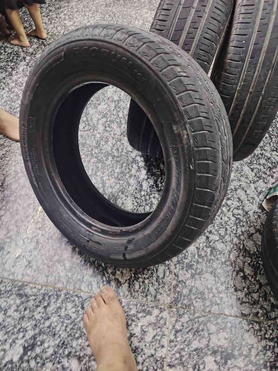 السلام عليكم يوجد تايرات سايبا نضيف نص عمر للبيع ٣٠وبيه مجال مكاني الشعب بيه رقم الهاتف ***********
