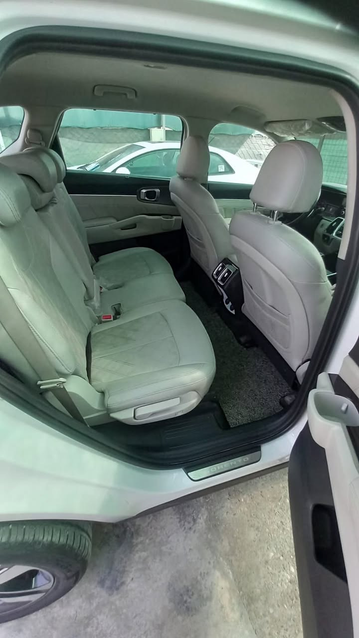 🚗 كيا سورينتو 2021 خليجي (قمارة حديد) – 7 راكب بحالة الشركة! 🚗
​للبيع سيارة كيا سورينتو موديل 2021، مواصفات خليجية متكاملة، قمة بالراحة والفخامة والعائلية.
​📌 المواصفات العامة والمحرك:
• ​الموديل: 2021 (قمارة حديد).
• ​المحرك: 6 سلندر سعة 3.5L (3500cc).
• ​الرقم: بغداد (اللوحات الحديثة).
• ​اللون: أبيض.
• ​الماشية: 87 ألف كم فقط.
​🛋️ الراحة والمقصورة الداخلية:
• ​السعة: 7 مقاعد جلد فاخرة.
• ​الكراسي: تحكم كهربائي بالمقاعد الأمامية.
• ​التكييف: تبريد لمس (3 قطع) مع تحكم مناخي مستقل للجهتين.
• ​الستائر: بردات بلادية جانبية.
• ​الجير: عصا.
​⚡ التكنولوجيا والتجهيزات:
•  ​الشاشة: شاشة كبيرة تدعم Apple CarPlay ونظام ملاحة GPS. 
• ​التشغيل: تشغيل عن بعد + دخول ذكي (بصمة) + نظام ترحيب.
• ​الصندوق الخلفي: فتح وإغلاق كهربائي.
• ​الشحن: شاحن لاسلكي للهاتف + مداخل شحن متعددة.
• ​القيادة: تحكم ستيرن كامل + مثبت سرعة + 4 وضعيات قيادة مختلفة.
• ​المرايا: طي كهربائي مع إشارات جانبية.
​🛡️ الأمان والحساسات:
• ​كاميرا خلفية دوارة.
• ​حساسات أمان أمامي وخلفي.
• ​نظام مانع انزلاق.
​🔍 حالة السيارة:
• ​السيارة جديدة وبوضع الشركة تماماً.
• ​الصبغ: مكفولة من الصبغ، عدا تعديل بارد بسيط جداً (أقل من شبر) في أسفل باب السائق موضح بالصوره باللون الازرق.
​💰 السعر المطلوب:247 ورقة ($24,700) وبيهه مجال بسيط للشراي الجاد. 

للأتصال على الارقام *********** او***********
