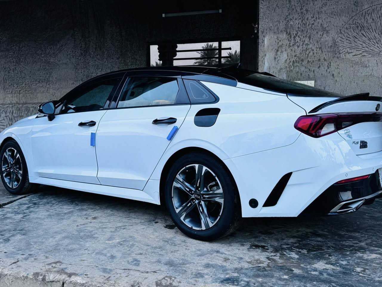 ‏_ Kia K5  _  ( G T )2021  معوقين اقل سنه بعد اتصير حره
‏   1600 Turbo ✈️✈️✈️✈️السعر155

((حادث السيارة : جاملغ وبنيد ) السياره عليهه منضومة غاز خاصه بل تيربو بريطاني المنشأ

المواصفات:  قفلة ملف الـ K 5 اعلى فئة 
الموديل: 2021
الفئة: GT
المحرك:  1.6T

السقف: زجاجي بالكامل بانوراما 
شاشة لمس كبيرة (قياس 10.25 )
نظام ملاحة GPS
نظام صوتي فاخر من Boss 12 سماعة 
بلوتوث + USB تايب سي + أبل كاربلاي + أندرويد أوتو
شحن لاسلكي للجوال
دخول وتشغيل ذكي (بصمة)
تشغيل عن بعد
مقاعد أمامية كهربائية
تسخين وتبريد المقاعد 
نظام تكييف منفصل قطعتين 
ماوس تحكم بـمودات القيادة 
ستيرن رياضي GT 
كشنات مختوم 
ترحيب عند الاقتراب / جنطة تنفتح عند الاقتراب 5 ثواني
إضاءة داخلية LED
نظام اختيار وضعيات القيادة
( Eco _ Normal _ sport _ sport plus ✈️ )
حساسات أمامية وخلفية وجانبية 
رادار 360 درجة في كل الاتجاهات 
كاميرات 360 درجة عالية الدقة
أنوار أمامية LED بالكامل
أنوار نهارية DRL
أنوار خلفية لد متقطع  
مرايا كهربائية مع إشارات وقابلة للطي وقلاب مع البگ
زوائد رياضية GT
نظام تنيبه السائق 
حساسات مطر وتحكم أوتوماتيكي بالمساحات
نظام إضاءة أمامية اوتماتيك
نظام مانع انغلاق المكابح (ABS)
نظام الثبات الإلكتروني (ESP)
نظام المساعدة في صعود المرتفعات
نظام مراقبة ضغط الإطارات (TPMS)
نظام تحذير التصادم الأمامي
نظام التنبيه عند تحرك السيارة الأمامية في الترفك لايت
إطفاء ذاتي 
سايد بريك يعمل مع المكابح تلقائيا
نظام الكبح التلقائي في الطوارئ (توقف ذاتي) 
نظام التنبيه عند الخروج عن المسار
نظام المحافظة على المسار
نظام مراقبة النقطة العمياء
نظام تنبيه حركة المرور الخلفية
فرامل يد كهربائية مع Auto Hold
إطفاء السيارة اوتوماتيكياً
السعر المطلوب 155 وبيها مجال للشراي
للاستفسار الاتصال بالرقم *********** بيه واتس اب
