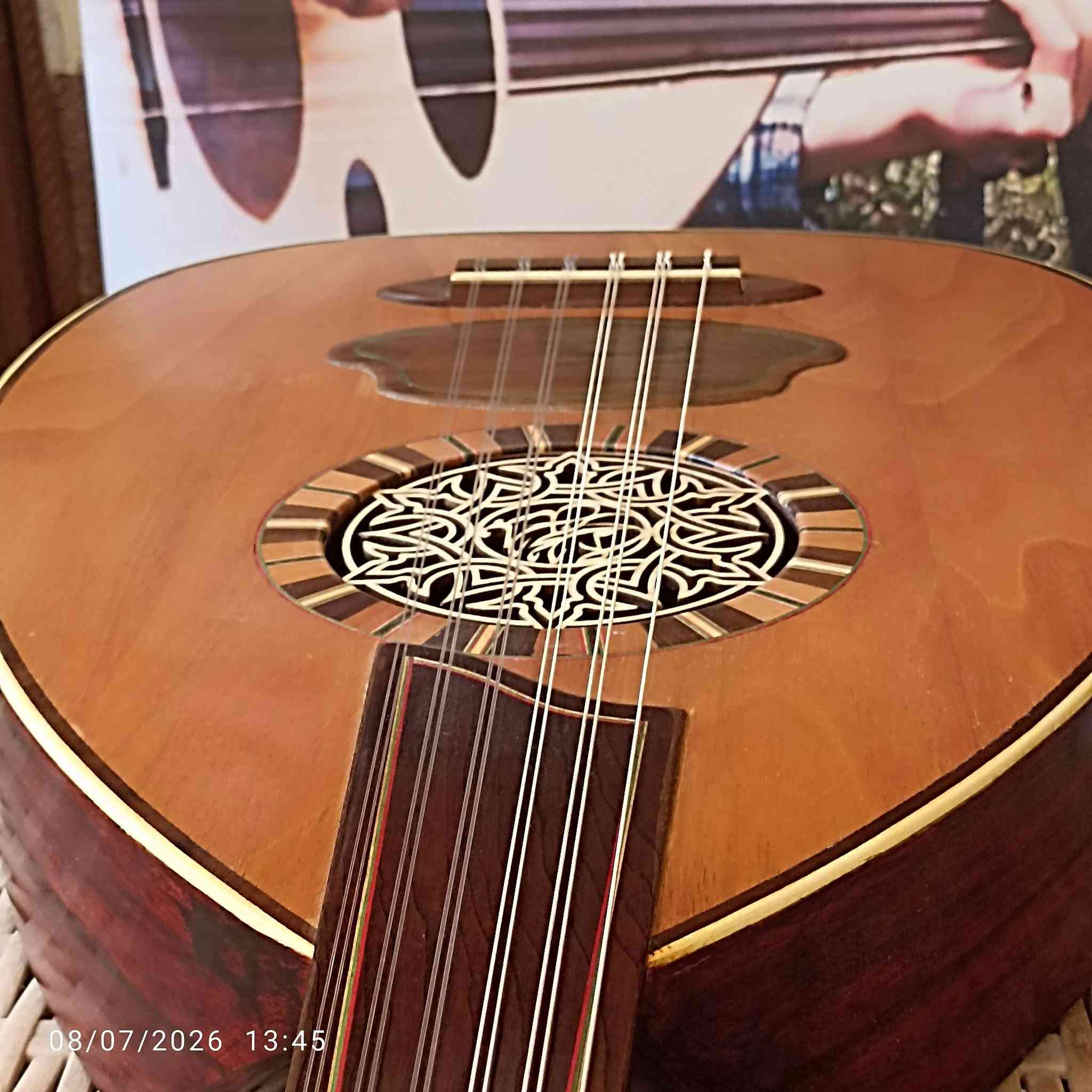 السلام عليكم (( صناعتنا ))
عود كهربائي هوائي من خشب المهوكني 
بأنامل المبدع الفنان عباس مؤيد
المفاتيح ابنوس 
واتساب// ***********
