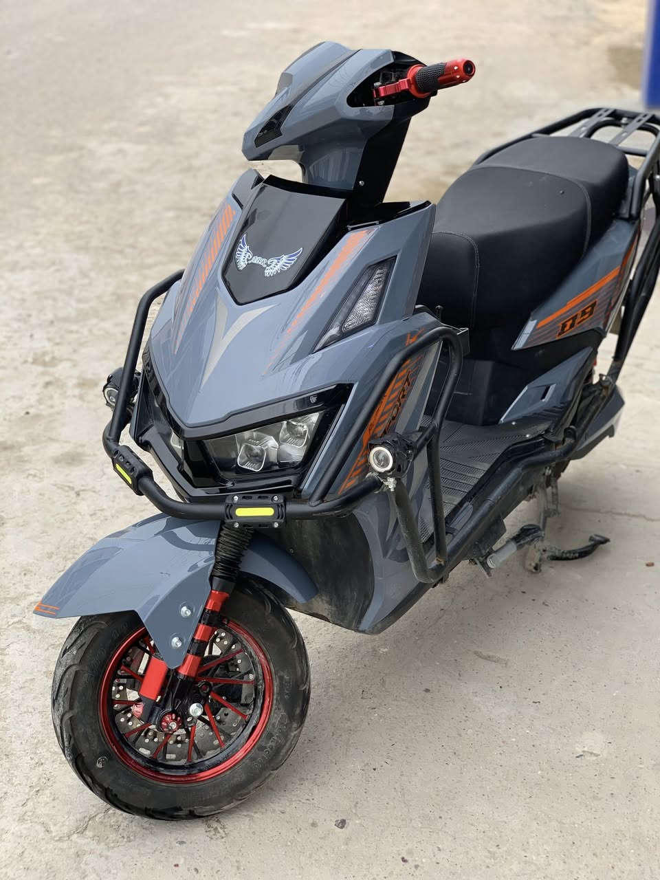 دراجه سكنس فحل شحن
تجي بصمتين وتشغيل عن بعد بيها درع وصندوك بس صندوك مشاده 
دراجه سرعتها حقيقيه 65
تمشيك 40كيلو تجي ٦ بطاريات
دراجه نضيفه مصارلي هواي من مشتريها ممستخدمها هواي 
سعر 775الف وبيها مجال شويه حك جيه مكاني بغداد دوره 
***********
