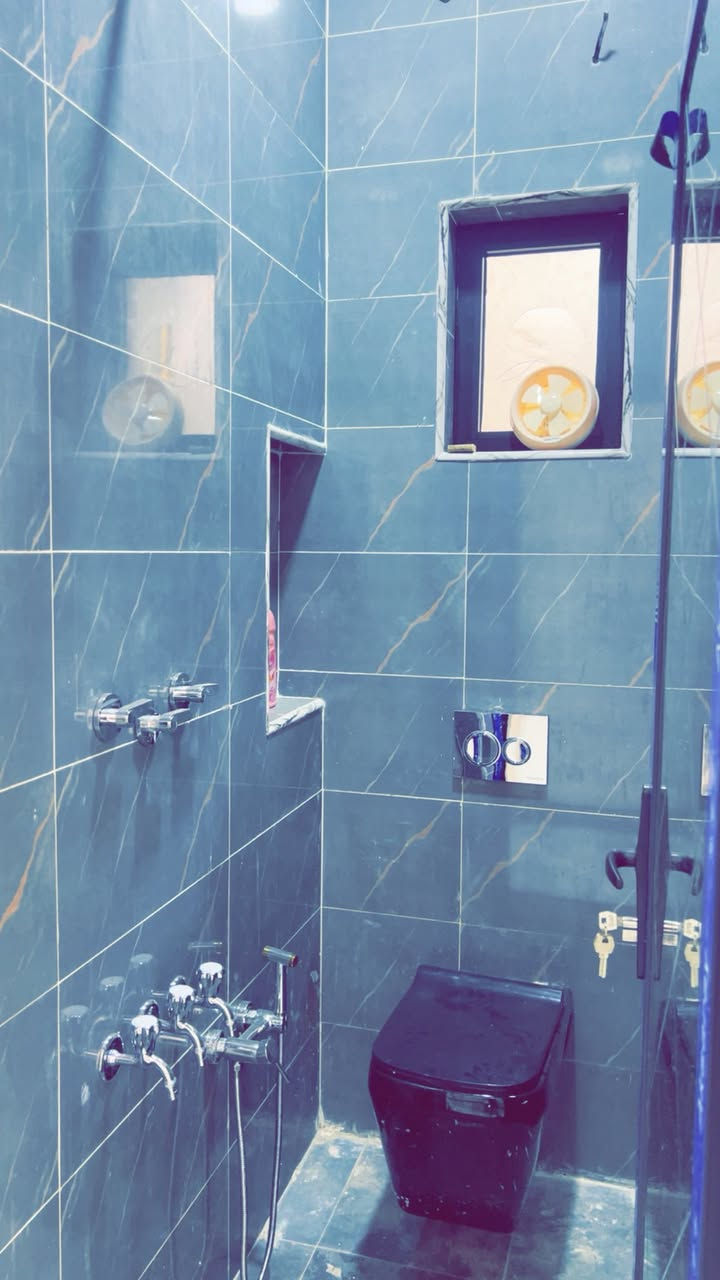 السلام عليكم الاتصال على ابو البيت اني وسيطه فقط
بيت للايجار بيت بنيه فرع 26 مساحه 50 طابق واحد
 يحتوي على حولي مطبخ وترك وخدمات وغرفه نوم + غرفه اخشاب تؤجر مع البيت 
سعر الايجار 400 ول عائله زغيره ولو زحمه
الاتصال على ابو البيت 
 واتساب  ***********
