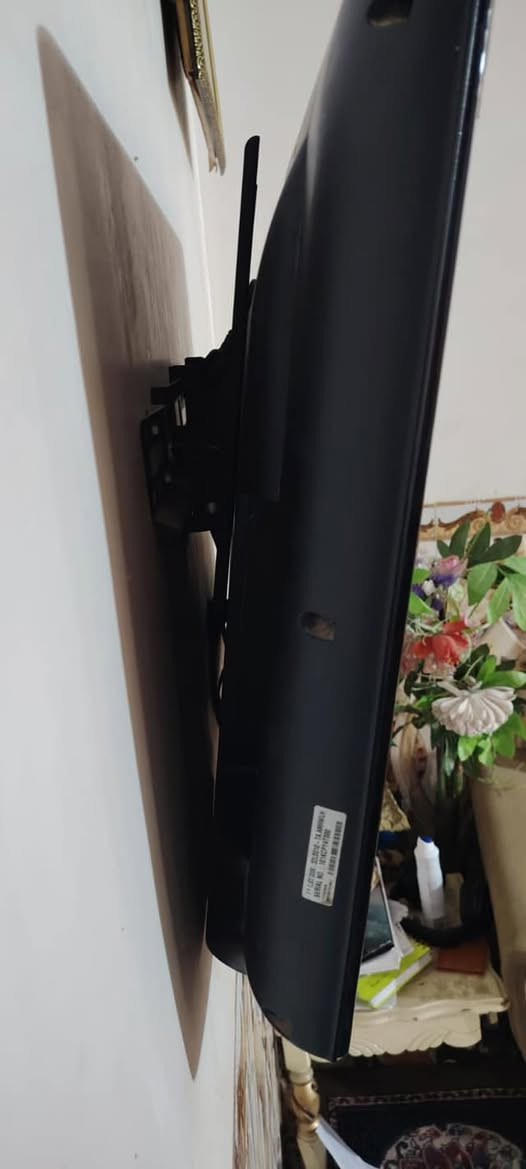 شاشه LG حجم ٣٢ شغاله مابيها شخط بدون نت مع ستلايت وريمونت السعر ٦٠ وبيها مجال بسيط 
*********** واتساب
