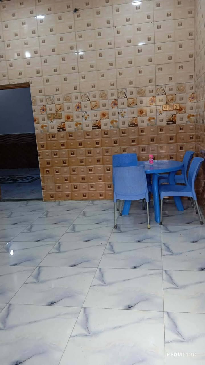 بيت البيع مساحه ٢٠٠متر بناء طابوك كونكريت جديد
السعر ١٤٥مليون بيت ما مطلوب حر 
غرفتين وصاله ومطبخ وحمامات براني 
***********
حي الزهراء خلف مضيف رواجح 
@
