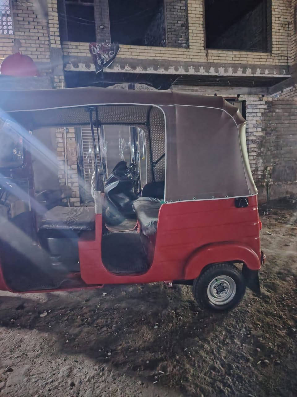 السلام عليكم تكتك مديل 18 رقم وسنويه تحويل ثاني يوم تكتك تعمير كله جديد ماعوزه شي كبل للشارع عنوان مدينة الصدر رقم ***********  /***********
