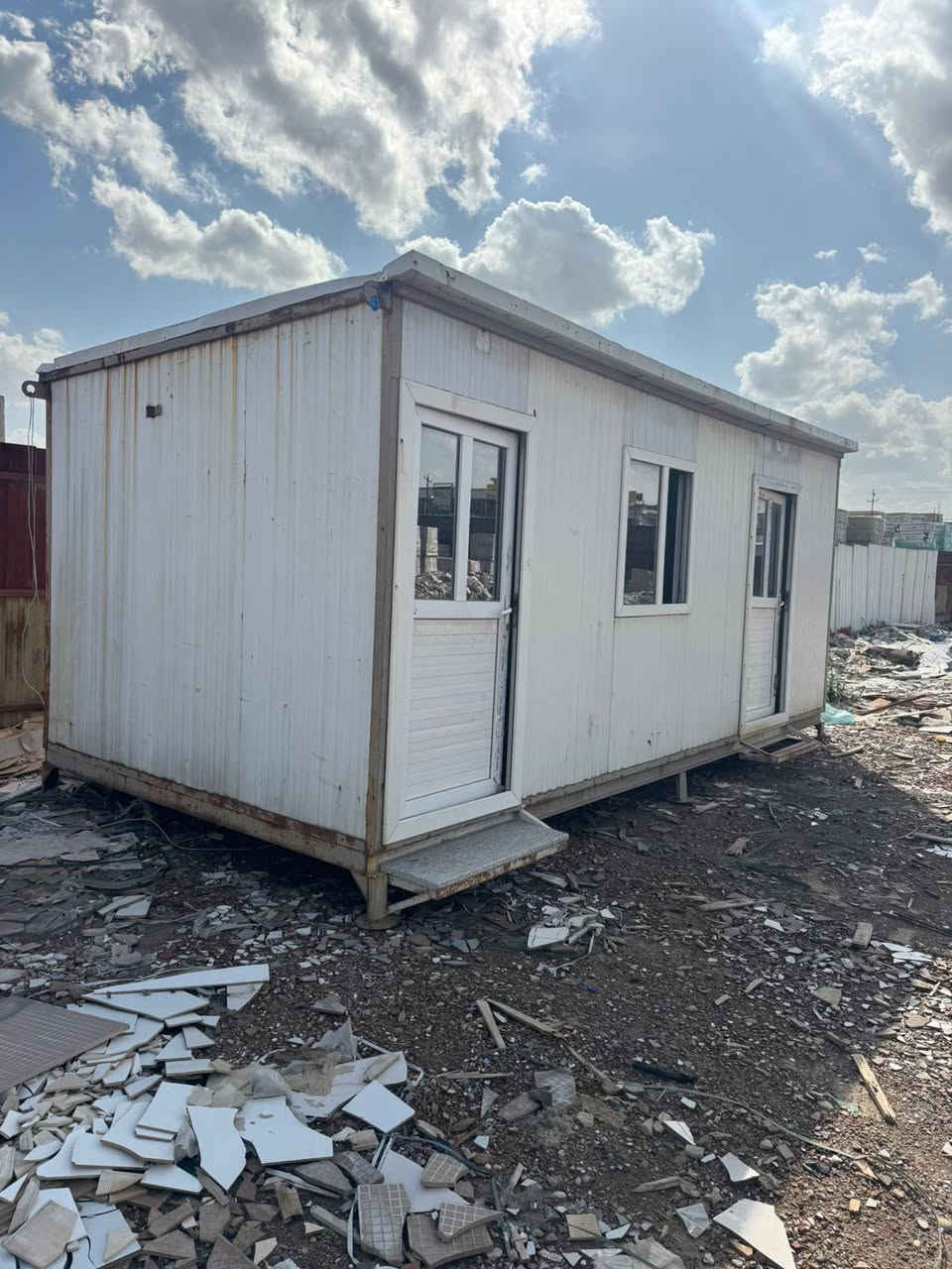 كرفان مستعمل قياس 3*6 يحتوي غرفتين منفصلات العدد 2كرفان   للاستفسار ***********. موجودات في بغداد.
