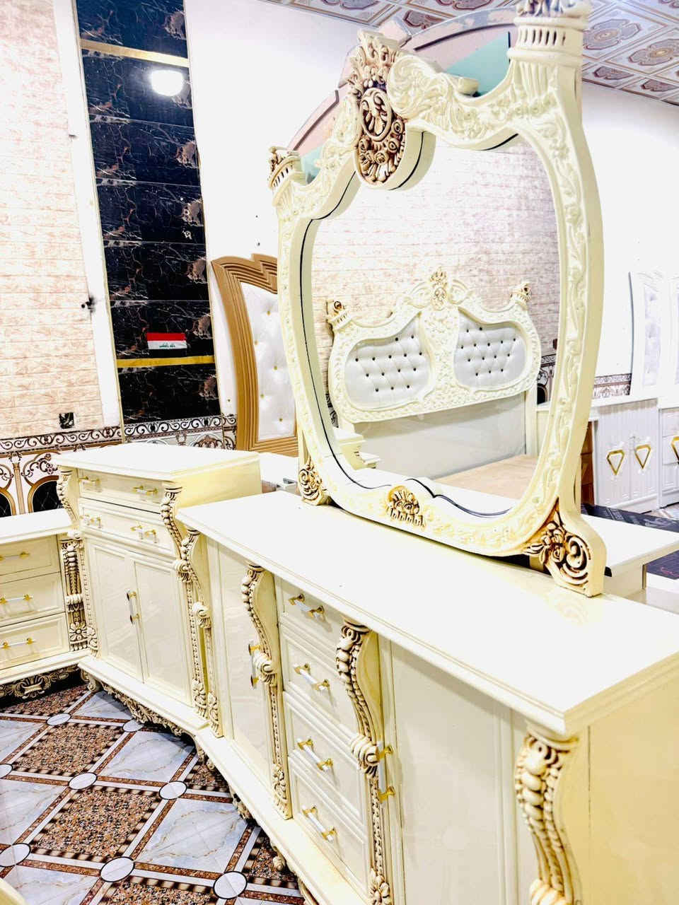 موديل طوق الياسمين

اللون ابيض وتطعيم ذهبي 

البيع بلنقد وبلتقسيط 

النقد مليونين و850 

غرفة 6 ابواب طابقين ملحق 

نجارة عراقية ١٠٠٪؜ من إنتاج معملنه

تتكون من ١٠ قطع 

الداخل صاج طبيعي 4ملم 

الوجه MDF خمسة ملم 

القاعدة بلوك صاج 

الظهر چرچوبة شد براغي 

كل الغرفة لوكنز مرتفعة عن الأرض(يعني بيها رجلين)

شازلون وطابورية اضافيات 

السرير رگم لوح خشب چام 6 ارجل ثقيل 

ارتفاع الكنتور 251سم 

عرض الكنتور 335سم

عرض زاوية الملابس 103سم

يعني الكنتور وزاوية الملابس ضلع كامل 438سم

معمل ومعرض الجشعمي  للأثاث العراقي

غرف نوم - أطقم قنفات - مفروشات - أخشاب تصنيع الأثاث 

العنوان الرمادي التأميم قادسية الاولى شارع المشاتل قرب ركن المدينه

التوصيل والشد بكروه الى جميع محافظات العراق 

خدمة استبدال الغرفة العراقية القديمة بغرف جديدة مع الاتفاق على الفرق 

خدمات ما بعد البيع لمدة سنة
***********
#العراق #اثاث #فخامة الرمادي, الأنبار
