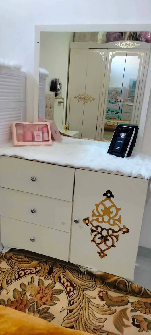 غرفه نوم 5 قطع نضيفه جدآ بدون عيب سعر 375 نهايته الشراي يتصل عل رقم ‏‪***********‬‏ عنوان حي السماح
