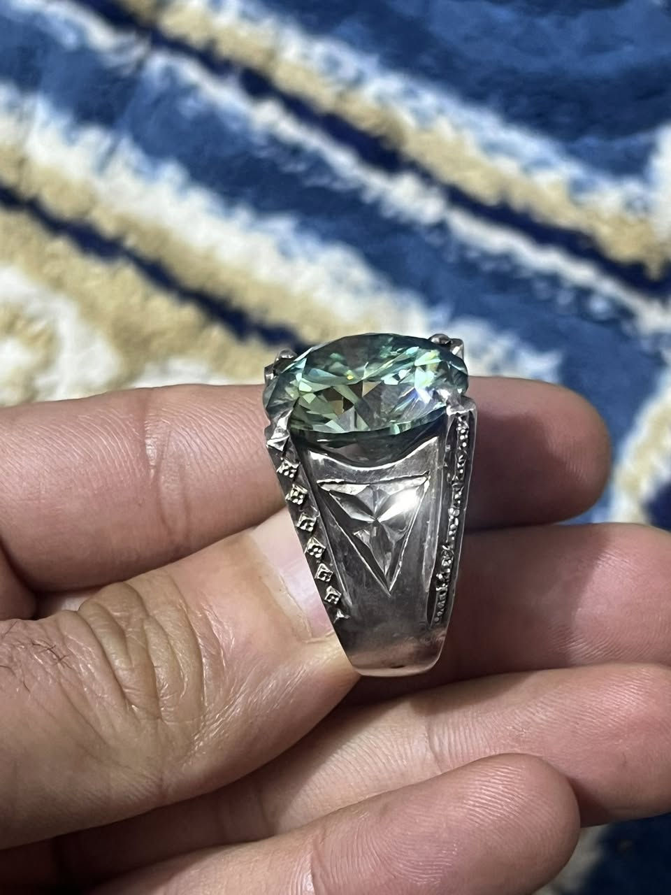 ‌‏﴿ وَسَبِّحْ بِحَمْدِ رَبِّكَ قَبْلَ طُلُوعِ الشَّمْسِ وَقَبْلَ الْغُرُوبِ ﴾
‏كل شيء يسبح لله فلا تغفل سبحان الله وبحمده سبحان الله العظيم🍃
خاتم فضه ملكي بصياغه فخمه ثقيله الوزن 
متوج بحجره كبيره من الموزنايت الطبيعي 
لا يوجد توصيل لدي 

مكاني بغداد الحبيبيه ***********
