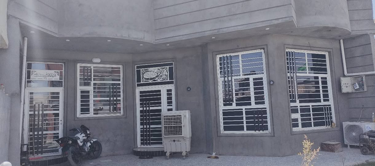 السلام عليكم 
الدار للبيع
 يتكون من طابقين بناء طابوگ 
الطابق الارضي 
يتكون من استقبال وكلدور وصالة ومطبخ وغرفة نوم عدد2  حمام+تواليت داخلي وتواليت خارجي ترك ومنور وگراج وحديقة

الطابق الثاني غرفة نوم عدد 2 صاله + حمام وتواليت مأسس ماء وكهرباء نقص فقط ارضية واللبخ
 
حواس شارع التجار 

رقم صاحب الدار ***********
