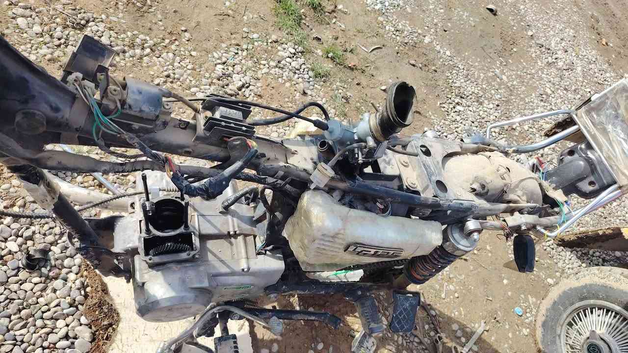 السلام عليكم  اخوان عندي  هاي الدراجة  ابيعها جف تراب هيه سابقا تشتغل  بس كسرت بستم  غراضها موجوده  كلشي موجود ابيع جف تراب  2020 رايدها 200وبيها مجال  مكاني ال ***********/55 الموشراي لايتعبني وتعبه بيع مستعجل شاصي وتايرات وكهربايات ومحرك الجوه كلشي  شرط فقط الكور ويا البوشه تحتاج
