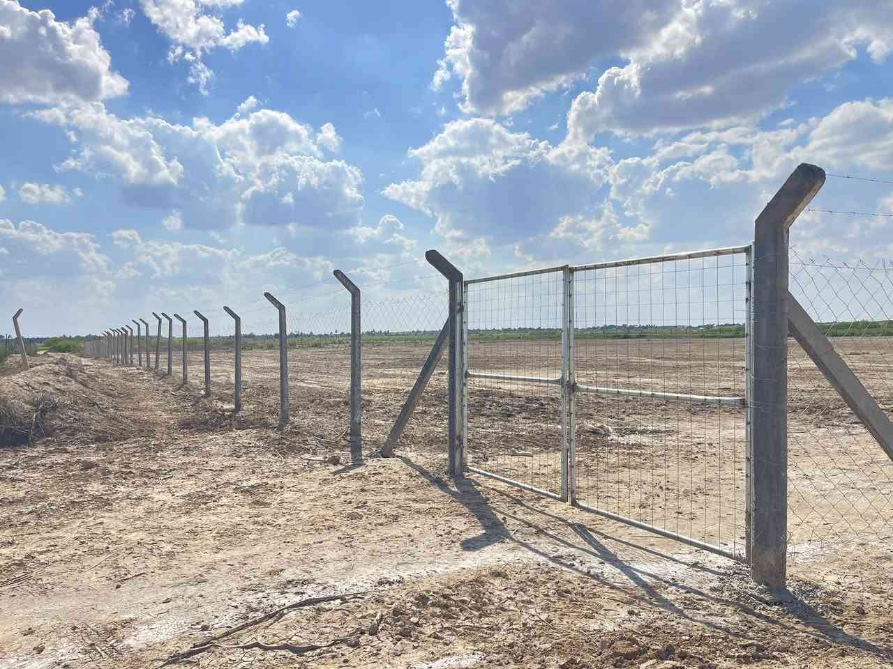 السلام عليكم 
ارض 2 دونم طابو سند 25 
موقع العزيزيه منطقة دير الوسطه 
تبتعد عن تبليط السده 500متر 
يوجد ماء سأله كهرباء 
***********
