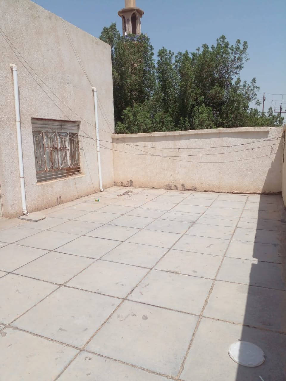 إعلان 📢 
للبيع بيت في حي الصدر طابو صرف قرب جامع الرحمن
مساحة 229 متر (ركن) مع فضله بصف البيت 170 م
التفاصيل:
الطابق الأول ( غرفتين براني صالة مخزن مطبخ مسبح وصحيات) صب كونكريت بناء التسعينات 
الطابق الثاني ( غرفتين وصالة) عكاده بناء سنة 2022
السعر 💵 185 وقابل للتفاوض 
للاستفسار ☎️ *********** واتساب 📞 
مكتب التيسير للعقارات ام العصافير مقابل جامع الزهراء
