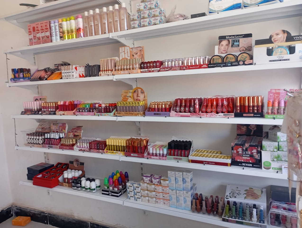 كوزمتك كامل مع الرفوف للبيع للاستفسار
***********
