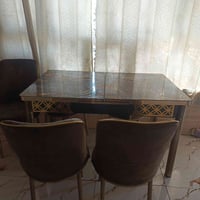 ميز طعام • للبيع
