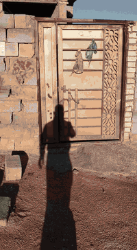 سلام عليكم ورحمه الله وبركاته بيت للبيع المساحه 100متر مكانه كربلاء المقدسة كنطرت السلام عبر الحولي مكانه امان وقريب علا دار الايتام والمستوصف ومدارس قريبه  السعر 17مليون وبي مجال الطيبين رقم الموبايل ***********
