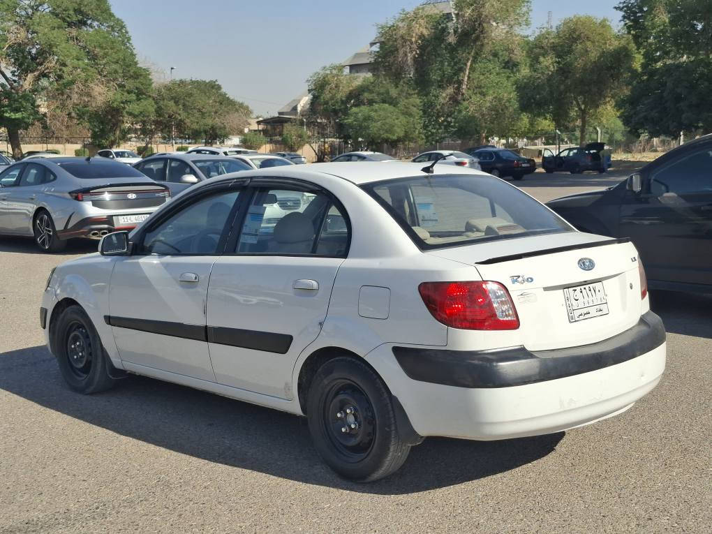 السلام عليكم للبيع كيا ريو موديل ٢٠٠٧ محرك ١٦٠٠ المرغوب تخم تاير جديد صدر امامي جديد خلفي نظيف تبريد شغال شاشه كاميرا سياره جاهزه من كلشي صبغ بيها اربع قطع حادثها جاملغ وبنيد صفحه السايق السعر ٧٢ وبيها مجال بسيط 
مكاني الدوره ابو دشير 
رقم الهاتف *********** بغداد, العراق
