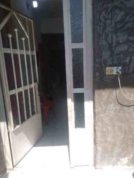 بيت للبيع المساحة ٨٠ م ٤ في ٢٠ العنوان بغداد حي اور قرب جامع الحجي امجيسر او خاتم الانبياء المنطقة حي الزهراء البيت مدخل واحد الاساس رفت صب ارتفاعه من الشارع ٦٠ سم ومجارية تاسيس جيد وصالة ٤ في ٥ ومطبخ حار وبارد وغرفة نوم ٤ في ٥ وبيتونة ٤ في ٦ وسكف البيت كله صب حت سكف البيتونه هم صب سطحين وكله مطبك كاشي وسيراميك والحمام مشترك تواليت وحمام  خدمات ماء كهرباء ومجاري رئيسية تبليط البيت مرتب ومضبوط كل المنطقة واقع حال مكاتبة بين الطرفين فقط المنطقة مرقمة ٣٢٩ محلة ٤٩ زقاق ومقدمين على معاملة في الطابو والسعر٦٠ وبي مجال بسيط رقم ***********
