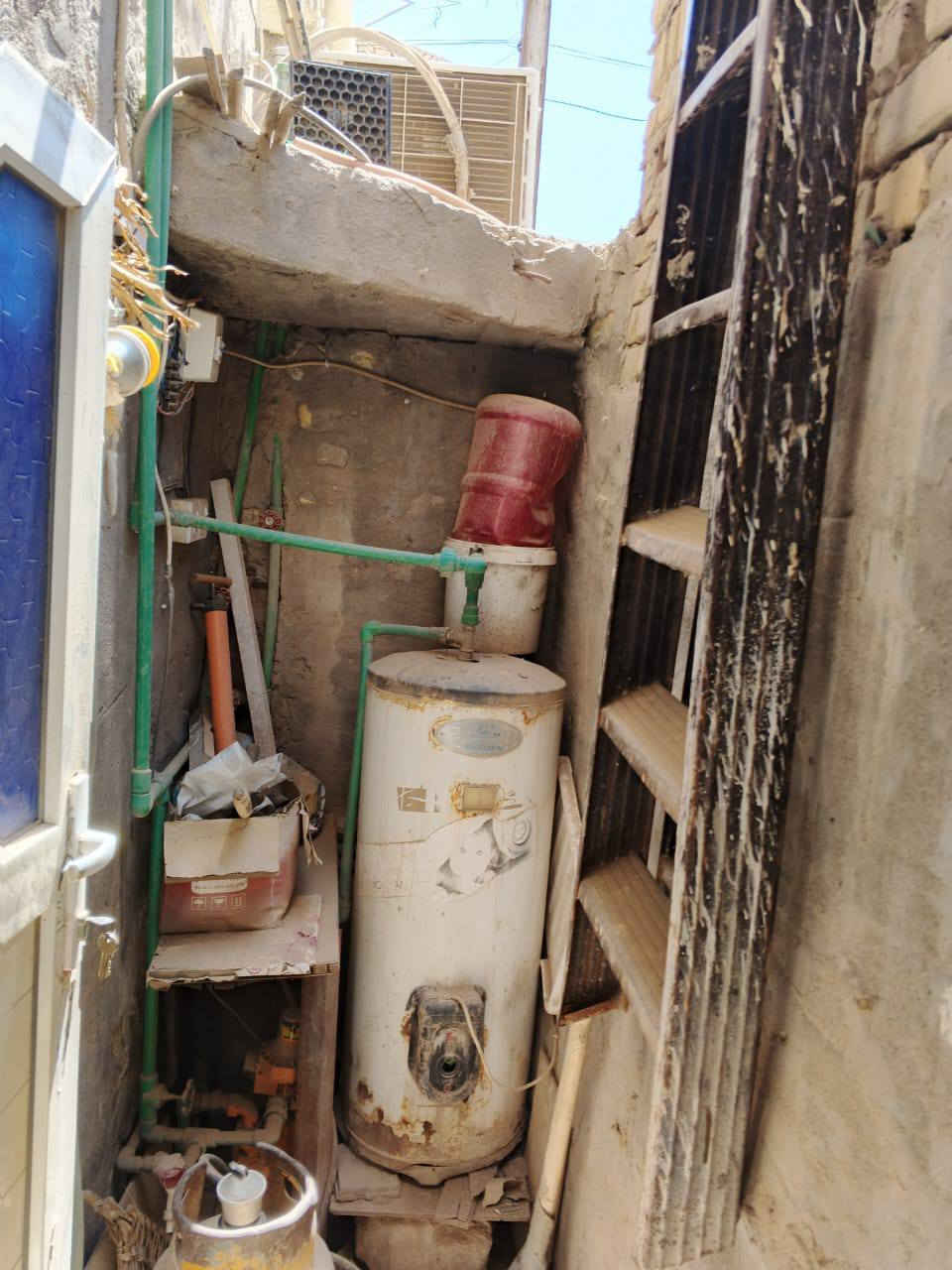 بيت 100 طابقين والطالق الثالث غرفة بحي الفداء شارع ابو لبنان قرب جدا على السريع 
بناء جديد
السعر 170 مع المجال
***********
