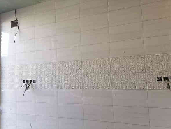 السلام عليكم عمل سيراميك شغل درجه اولا المتر 7الف ارضي وجدار متفرغ حاليا ***********
