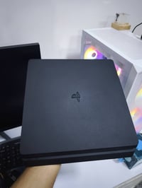 Ps4 slim مهكر نظام 9  1 تيرا مع جويستكين اصليات مو تجاريات للاستفسار ا...