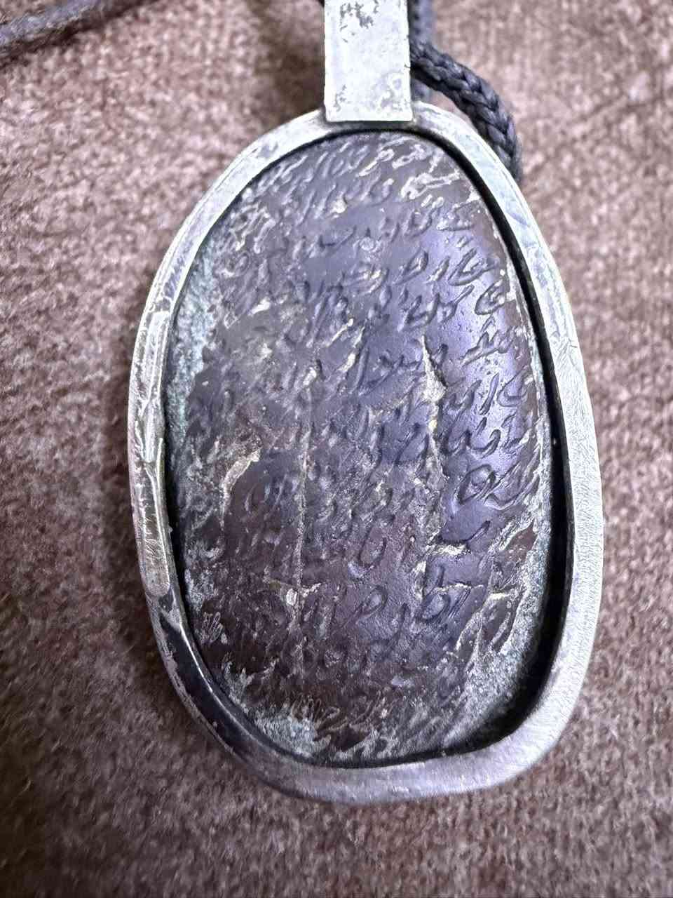 السلام عليكم حجر سلطاني قديم ملاگط منقوش للبيع فقط
صياغة فضة
مكاني بغداد 
الشراي يتصل ***********
