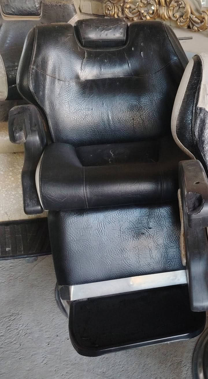 السلام عليكم كراسي عدد2 ومرايات 2 ومغسله شعر وقاطع مكان بابل مدينه القاسم *********** ***********
