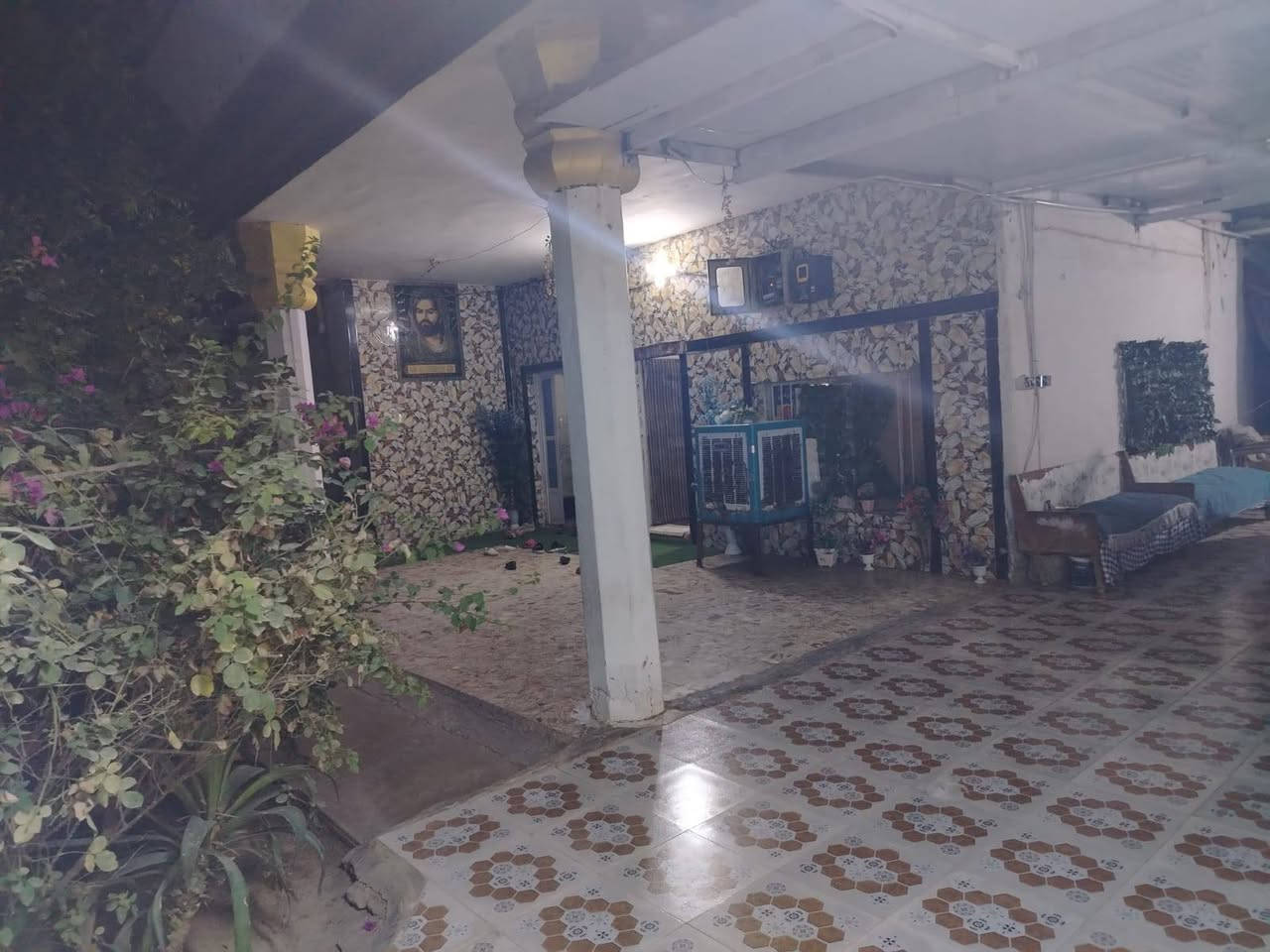 سلام عليكم ورحمه الله وبركاته 
بيت بحي رساله مقابيل بيت ذويب مساحت البيع 345
اربع غرف جوه وستقبل وطابق الثاني سندويج اربع غرف السعر خاص
