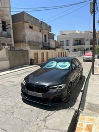 Bmw 530i 2021 شبر بنيت صبغ و شبر من الجاملغ    بجم و خلف كبس بدون دواخ...