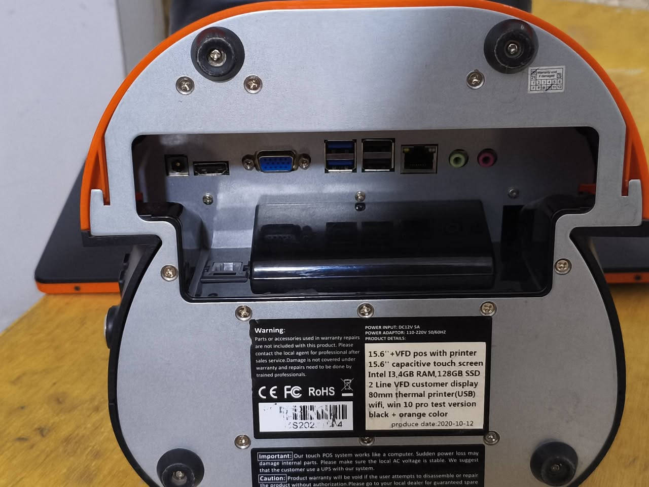 جهازكاشير (POS) متكامل بمواصفات عالية i3 - حالة ممتازة جداً 🚀
الوصف:
للبيع جهاز كاشير (All-in-One POS) متكامل بنظام ويندوز، يتميز بتصميم عصري (أسود + برتقالي) وأداء سريع جداً، مثالي للمطاعم، السوبر ماركت، والصيدليات.
المواصفات الفنية:
المعالج: Intel Core i3-4030U (أداء مستقر وسريع جداً مقارنة بالأجهزة العادية).
الذاكرة (RAM): 4GB DDR3.
التخزين: 128GB SSD (سرعة فائقة في التشغيل، الهارد بحالة ممتازة 100%).
الشاشة الرئيسية: 15.6 بوصة LED، لمس حراري (Capacitive) سريع جداً ونظيف تماماً بدون أي خدوش.
شاشة العميل: شاشة VFD خلفية مدمجة لعرض الأسعار للزبائن.
الطابعة: طابعة حرارية مدمجة حجم 80mm (القياس الكبير)، طباعة واضحة وسريعة جداً.
المميزات الإضافية:
النظام: Windows 10 Enterprise LTSC (النسخة المستقرة والخفيفة المخصصة للأعمال).
الاتصال: يدعم Wi-Fi مدمج، بلوتوث، ومنفذ شبكة LAN.
المنافذ: يحتوي على 6 منافذ USB، منفذ VGA، ومنافذ صوت.
الحالة: الجهاز نظيف جداً وشغال 100% بدون أي عيوب أو نقص.
السعر: [550,000 الف دينار فقط]
وبيه مجال قليل
الموقع: البصرة ،الجزائر

للتواصل 
 770 575 7000
