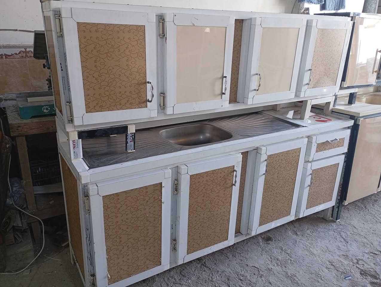 السلام عليكم كاونتر مترين بداخله سنك مع ملحق نضيف كلش وكامل من كلشي السعر ١٢٥الف قفله للأستفسار الأتصال***********
