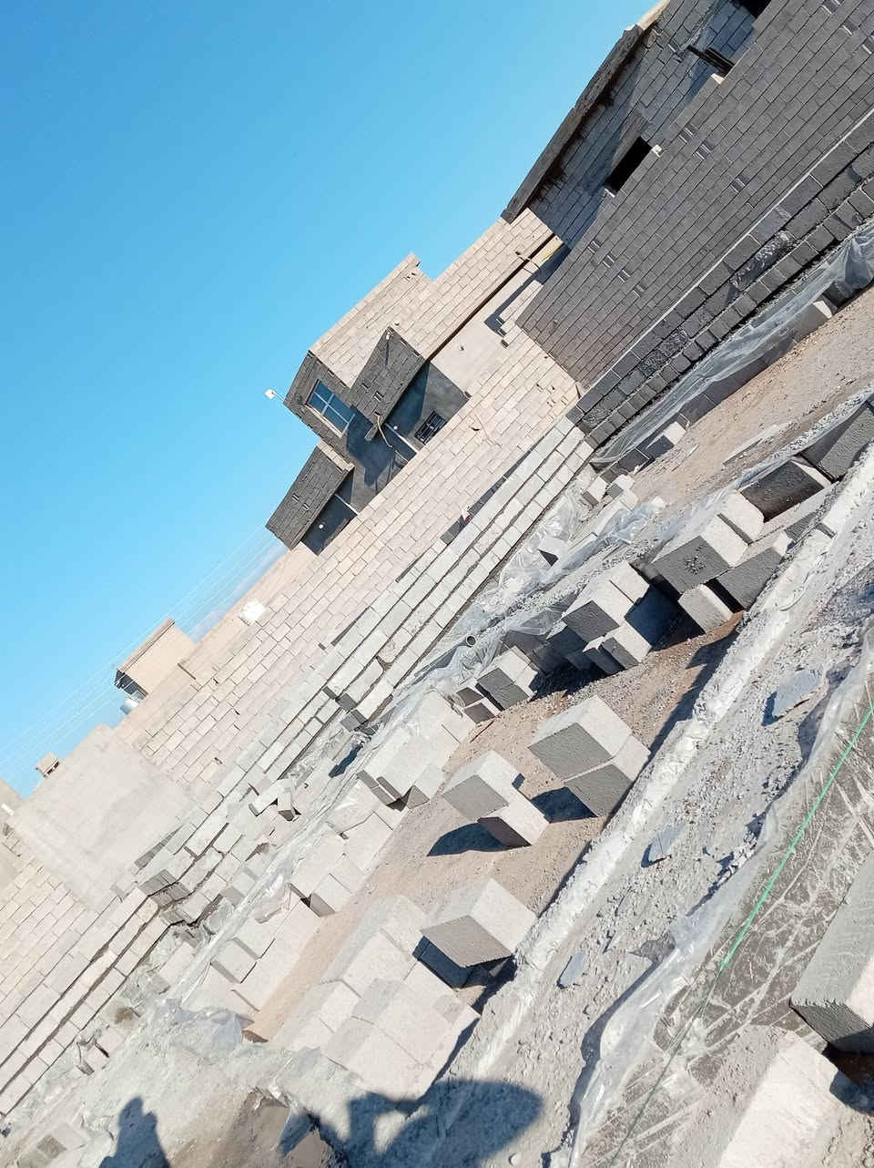 يوجد خلفة بناء ليريد يتصل عل رقم ***********
