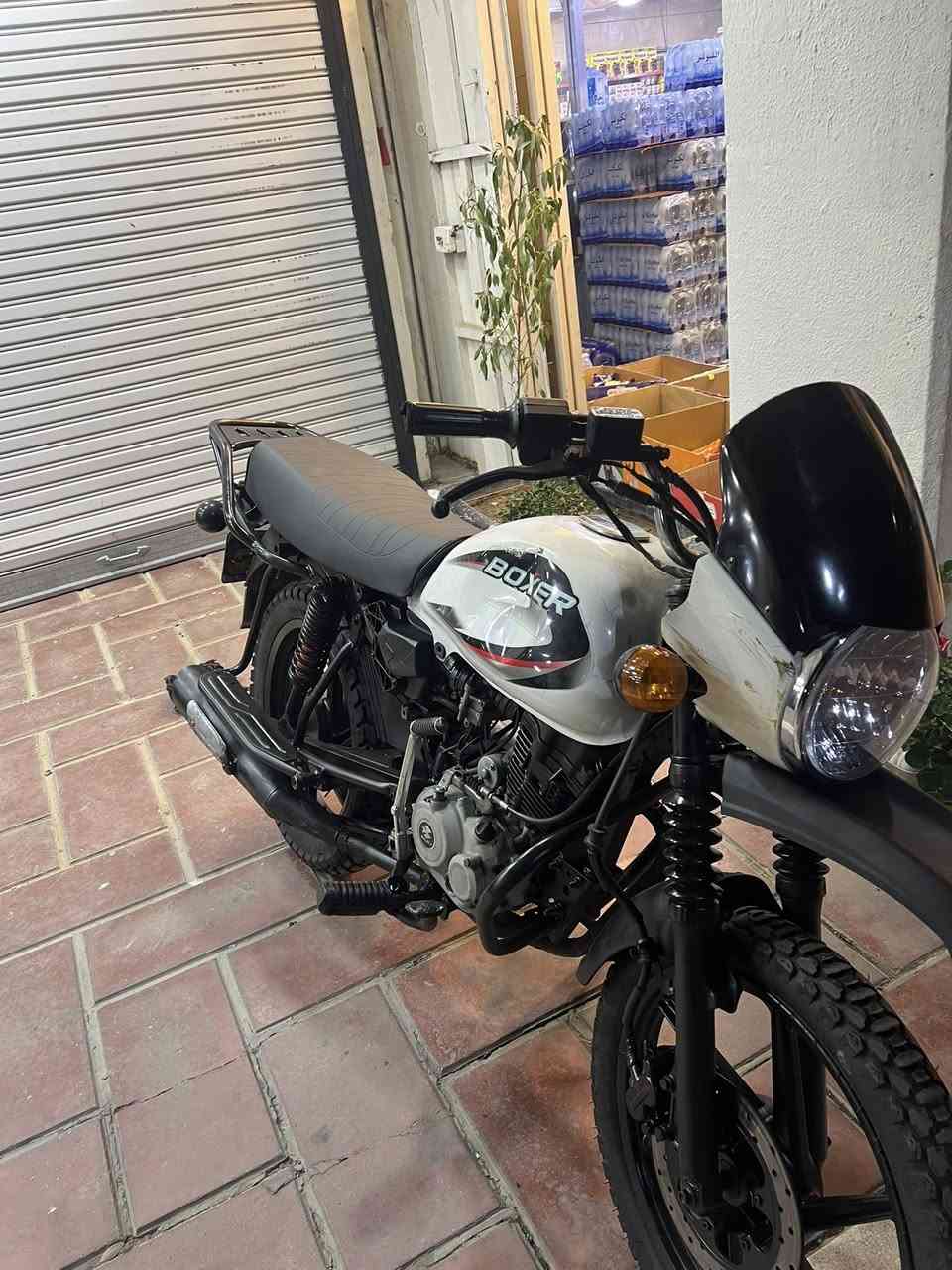 سلام عليكم دراجه بوكسر جبلي للبيع لون ابيض مديل2022 
نازله 2023 دراجه فول فول مرتبه وكلشي بيها جديد من تايرات من دبلات من وياله جديده كشن جديد كهربائيات كله تخبل دشبول كله شغال الدراجه مرقمه ورقمه حلو كلش وبيه سنويه 
رايدها 1850 وبيه مجال
***********
