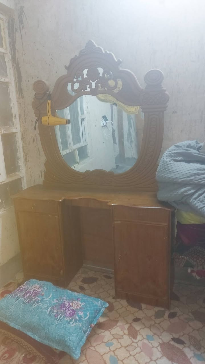 غرفه خشاب لبيع السعر ٣٥٠ وبيه مجال تواصل***********
