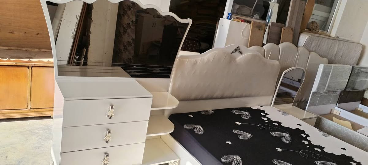 تاقمێکی 4 پارچەی خاوێن پووخت هیچی نەشکاوا دۆشەکی تووبی قیاسی گەورە 180بە2مەتر بەس دۆشەکی خەسلی اوێ اویتر هەمووی پوختوپاکە وشکاوی نیە .حاجیاوا ***********
